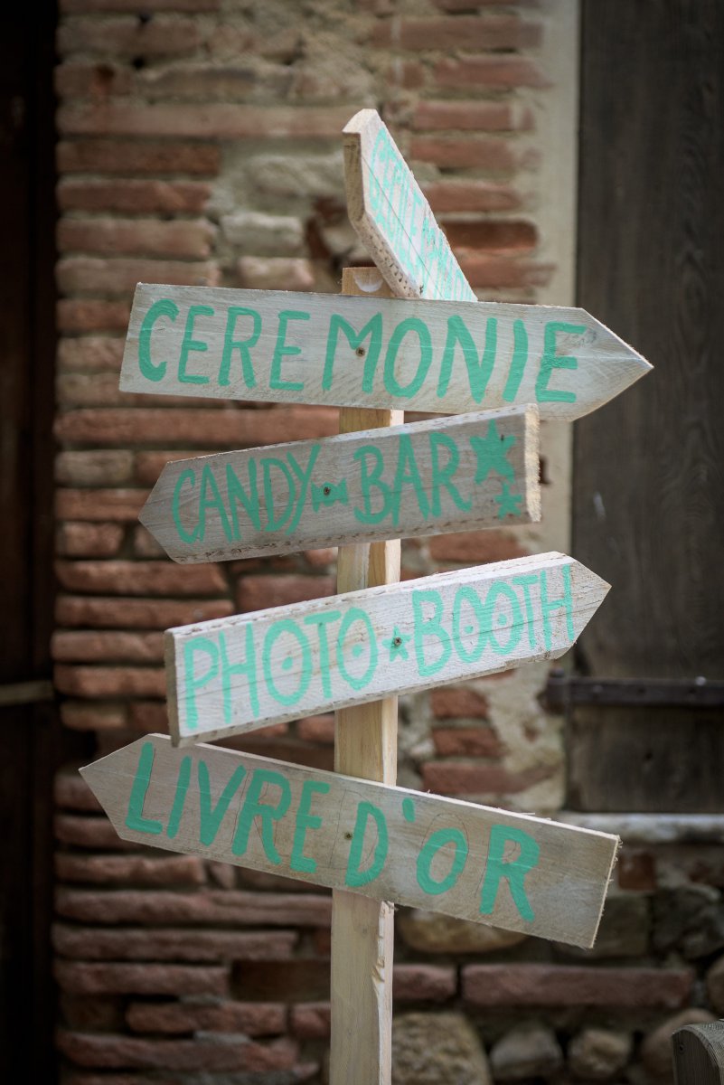 Leur souvenir le plus marquant :  "Ce qui nous a marqué au mariage, c'est l'ambiance générale. On avait rassemblé tous les gens qu'on aime et ils nous ont montré qu'ils nous aimaient aussi au travers de plein de surprises. Nos parents avaient contacté tous les invités dans notre dos pour que tout le monde se mette à chanter à la mairie "Tout l'amour que j'ai pour toi" (au grand désespoir du maire). C'était magique. Notre cérémonie laïque a été le moment le plus fort, c'est mon papa et son amie qui l'ont organisée et elle était juste parfaite !"