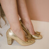 Shiny gold pumps with glitter