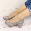 Open-toed pump in light grey suede 