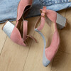Salomé en velours blush et paillettes argentées
