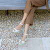 Sandale Charlotte plateforme en fines paillettes blanches et velours menthe