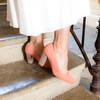 Escarpin en velours corail clair et paillettes or blond