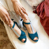Salomé brides croisées velours bleu canard et fines paillettes argent