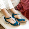 Salomé brides croisées velours bleu canard et fines paillettes argent