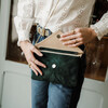 Pochette enveloppe velours vert sapin et fine paillette or blond