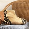 Bottines en velours marron clair et poil léopard