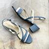 Sandale ouvertes bleu blanches petit talon carré