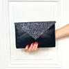 Pochette enveloppe en cuir lisse noir et glitter starlight pour mariage