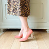 Escarpin en velours corail clair et paillettes or blond
