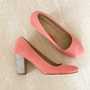 Escarpin en velours corail clair et paillettes or blond