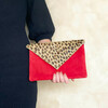 Pochette enveloppe en velours rouge et poil léopard