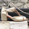 Salomé ouverte en irisé champagne et velours corail clair
