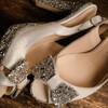 Escarpin slingback en paillettes blanches et argentées