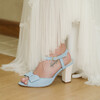 Charlotte en velours baby blue et paillettes blanches