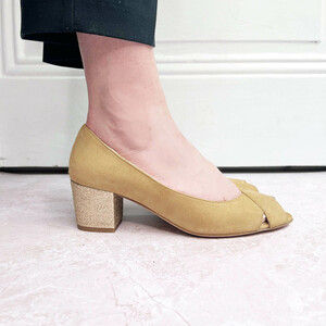 Open-toed pump in sand suede and champagne paillette