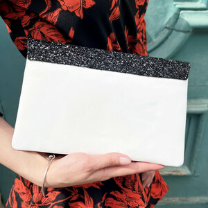 Pochette en cuir lisse blanc et glitter noir