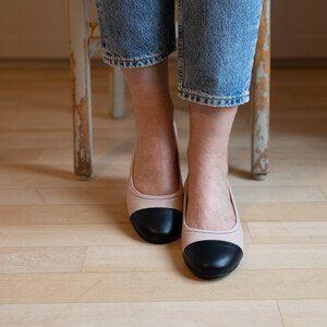Ballerines en cuir lisse beige rosé et noir