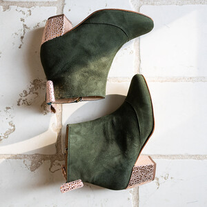 Bottines en velours kaki et caviar vieux rose