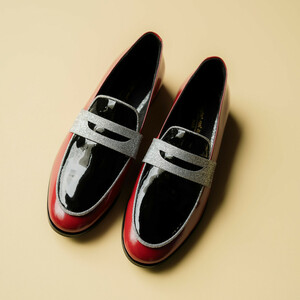 mocassin rouge noir et argent