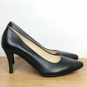 Pointed toe pump in black soft leather and black paillette 