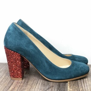 Round toe pump in teal suede and red glitter 