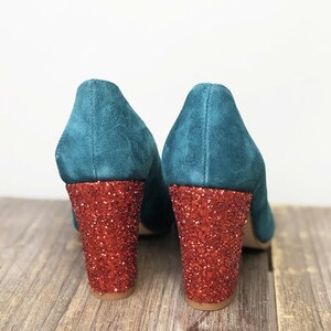 Round toe pump in teal suede and red glitter 