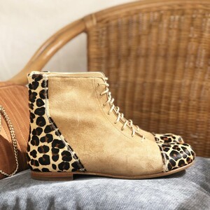 Bottines en velours marron clair et poil léopard