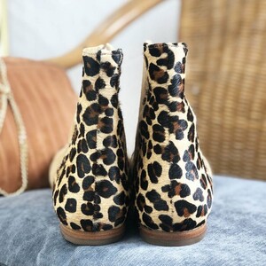 Bottines en velours marron clair et poil léopard
