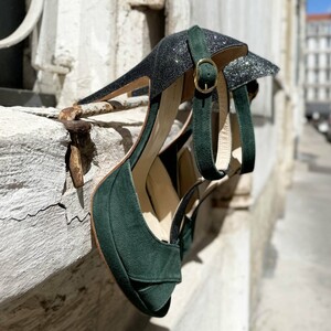 Open-toed platform T bar in dark green suede