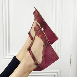 Burgundy wedge T bar