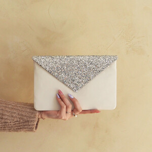 Pochette blanche et argentée