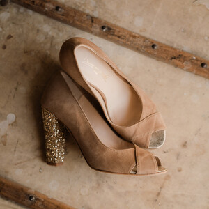 Escarpin ouvert en velours camel et glitter champagne