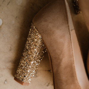 Escarpin ouvert en velours camel et glitter champagne