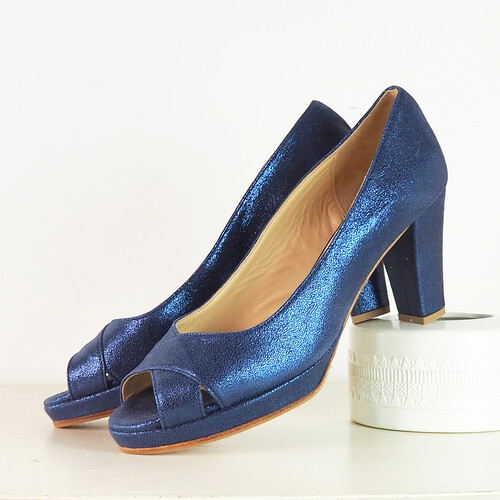 Open-toed platform pump in ocean blue metallic leather