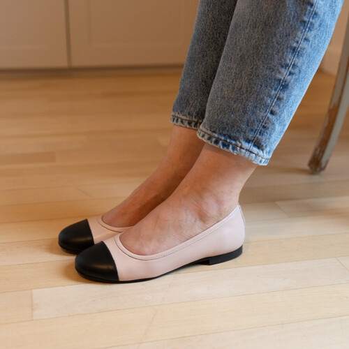 Ballerines en cuir lisse beige rosé et noir