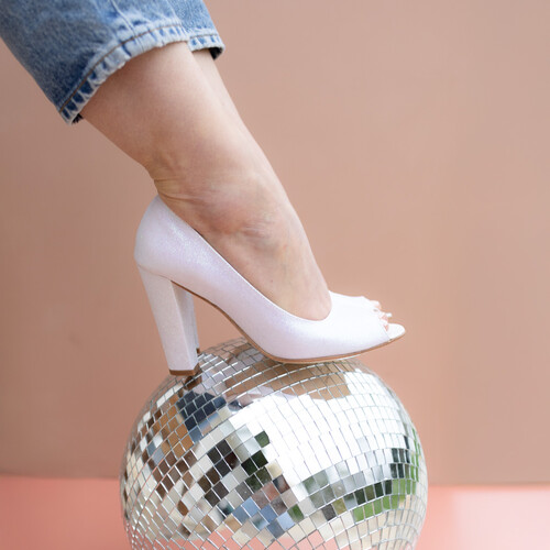 Escarpin en fines paillettes blanches