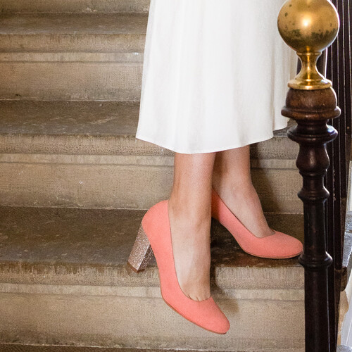 Escarpin en velours corail clair et paillettes or blond