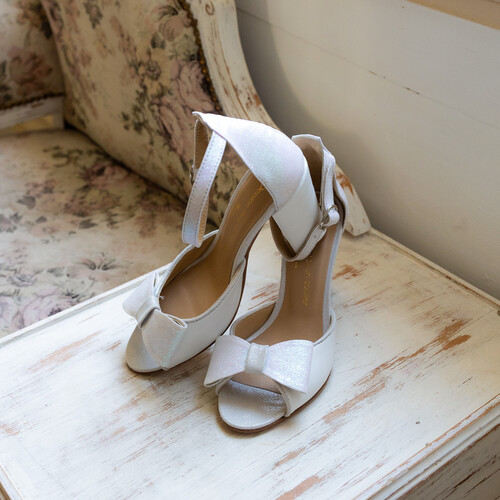 Sandale Charlotte en cuir lisse blanc et  fines paillettes blanches