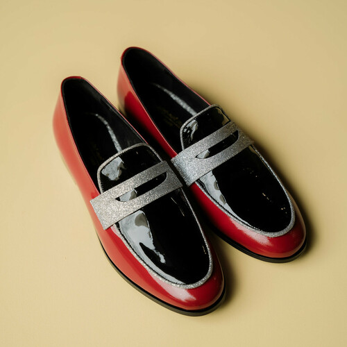 mocassin rouge noir et argent