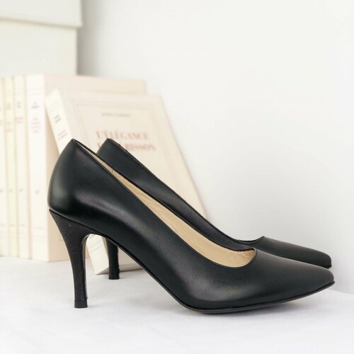 Pointed toe pump in black soft leather and black paillette 