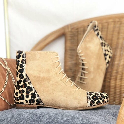 Bottines en velours marron clair et poil léopard