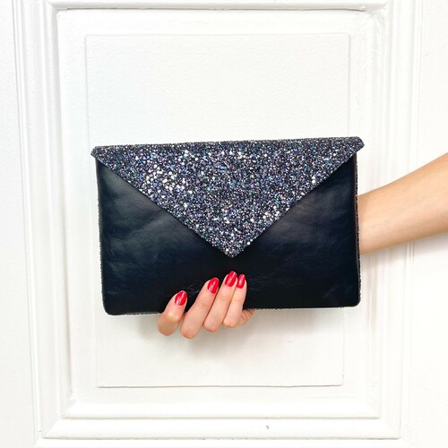 Pochette enveloppe en cuir lisse noir et glitter starlight pour mariage