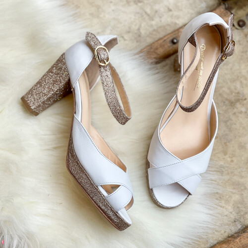 Salomé ouverte en cuir lisse blanc et paillettes champagne
