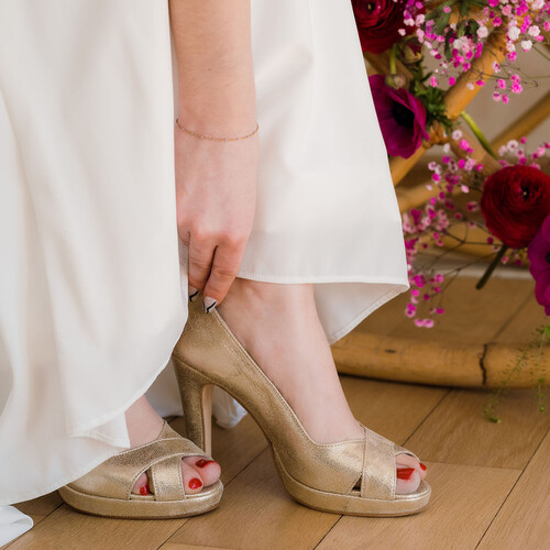 Escarpins plateforme ouverts brides croisées dorés