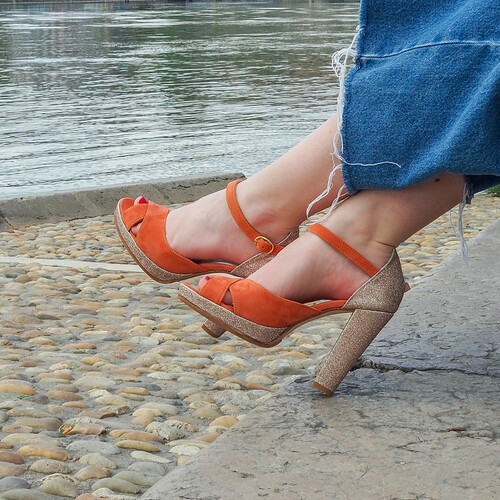 Salomé plateforme en velours corail foncé, paillettes or blond