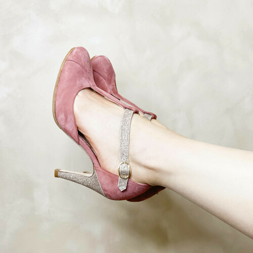 Chaussure à talon rose et dorée