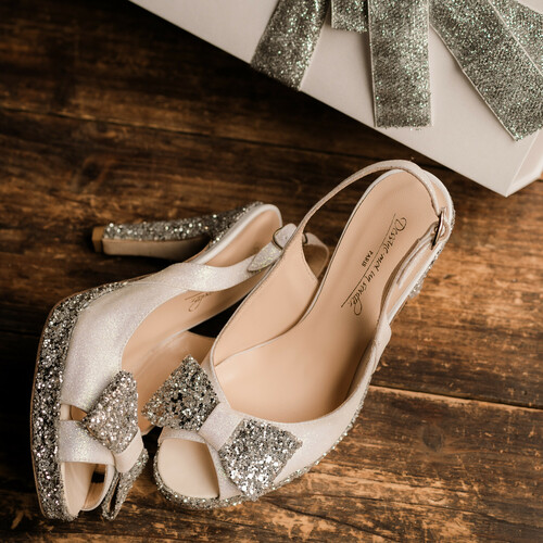 Escarpin slingback en paillettes blanches et argentées
