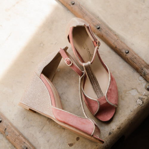 Sandale compensé rose et dorée