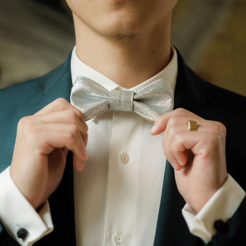 Noeud papillon en  fines paillettes argent