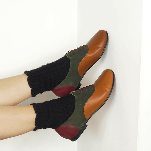 Richelieu plat en cuir lisse marron, velours kaki et cuir lisse bordeaux Richelieu marron et vert